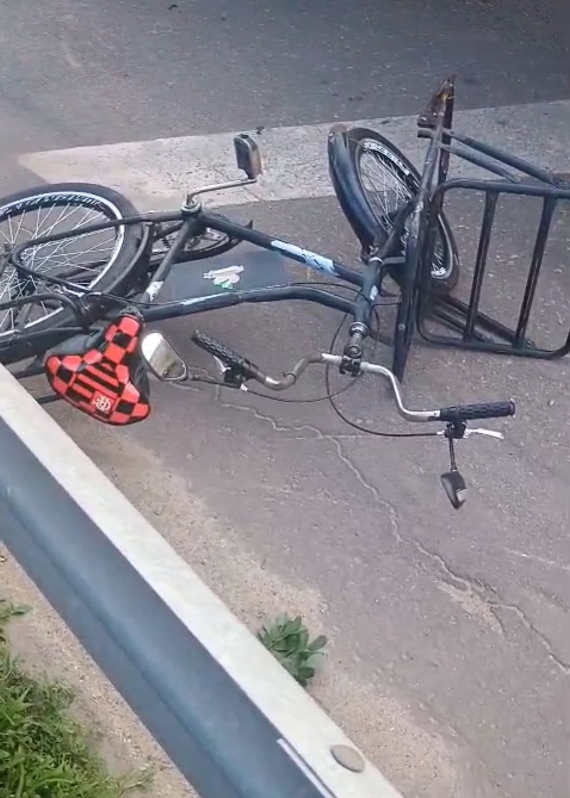 Ciclista morre após ser atropelado por caminhão na BR-101, em Campos