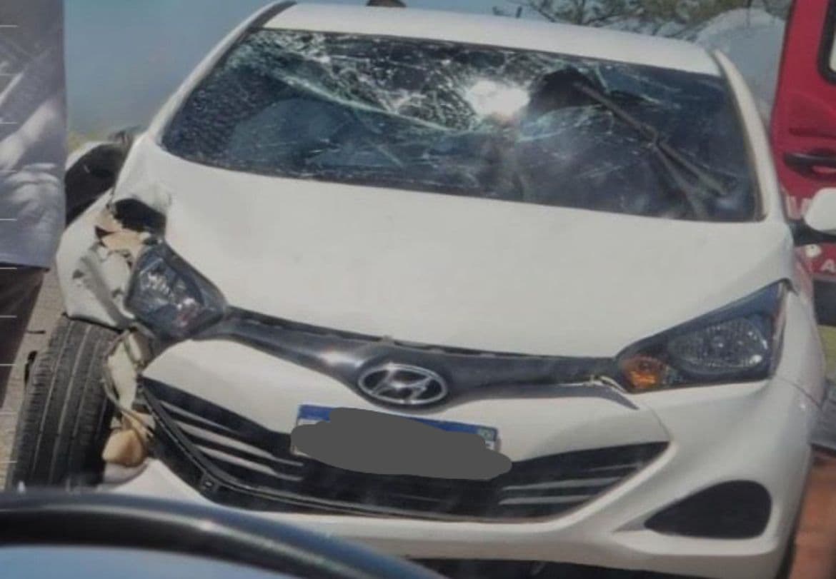 Três pessoas ficam feridas após acidente envolvendo carros e motos em Grussaí