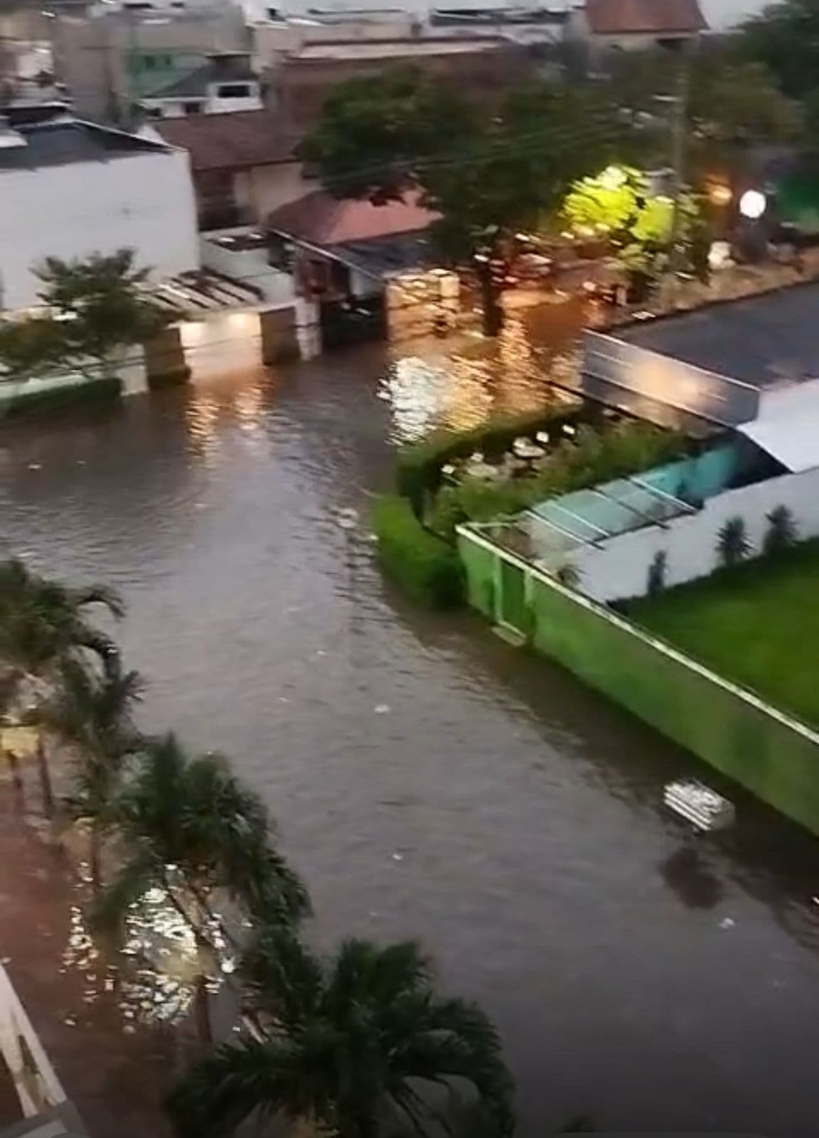 Temporal atinge Campos e deixa ruas alagadas nesta quarta-feira