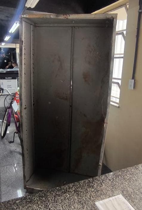 Homem é preso após furtar armário de prédio público no Centro de Campos