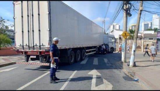 Pane em caminhão impacta trânsito no Centro de Campos