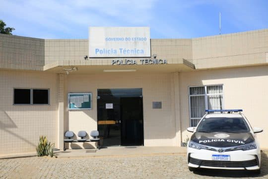 Jovem morre após moto bater em árvore em Campos