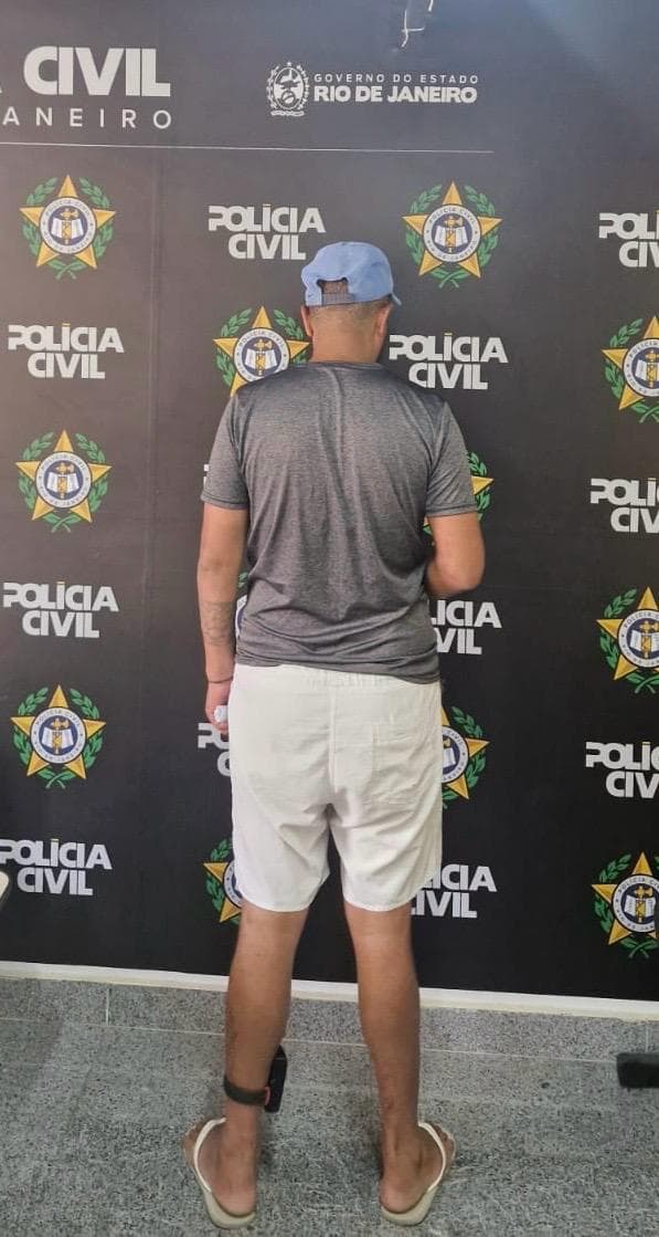 Homem é preso por agredir ex-companheira após encontrá-la em bar, em Campos