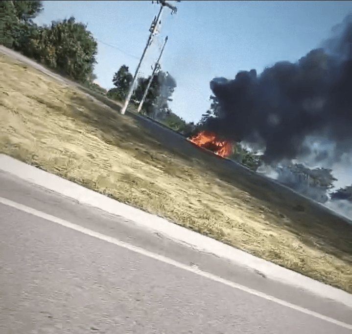 Carro pega fogo na BR-356, em São João da Barra